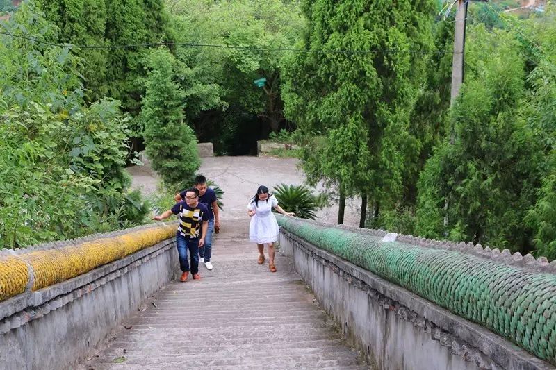 南充市老君山道观,道观有哪些,道教符咒大全,哪里寺庙宫殿可以请到灵符?网上买的灵符一般多少钱?亲人家人长生牌,祭奠祖先做超渡法事,往生牌位请到寺庙供奉,代客祈福烧纸钱金元宝.