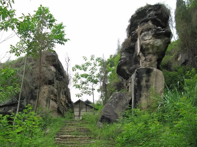 南充云台山---龙虎门,道观有哪些,道教符咒大全,哪里道观宫殿可以请到灵符咒?请符咒一般多少钱?请问买的道家符咒可以改变运势吗?网上买的灵符有用吗?