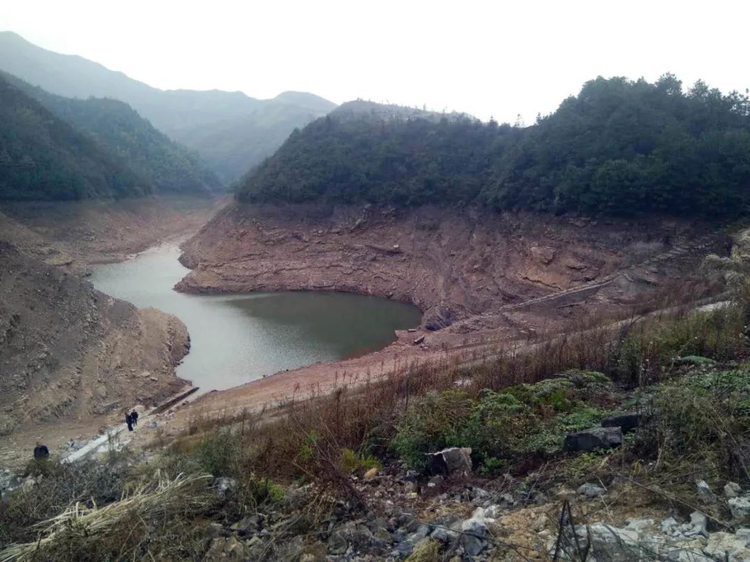 邵阳市中国传统文化研究会走进高霞山道观,道观有哪些,道教符咒大全,哪里寺庙宫殿可以请到灵符?网上买的灵符一般多少钱?亲人家人长生牌,祭奠祖先做超渡法事,往生牌位请到寺庙供奉,代客祈福烧纸钱金元宝.