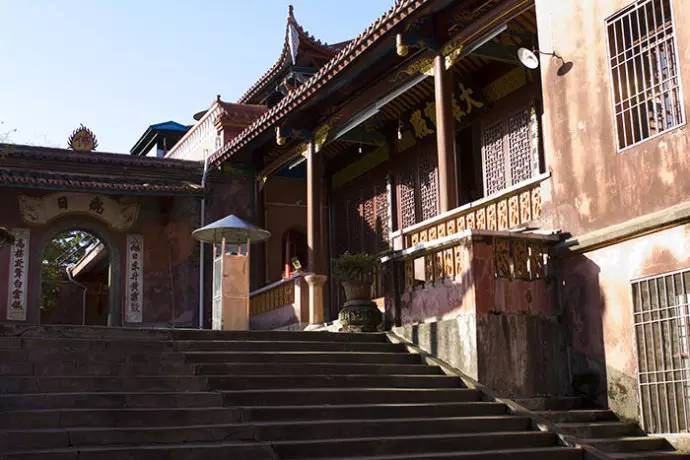 龙岩这10大知名寺庙，你朝拜过几个,道观有哪些,道教符咒大全,哪里寺庙宫殿可以请到灵符?网上买的灵符一般多少钱?亲人家人长生牌,祭奠祖先做超渡法事,往生牌位请到寺庙供奉,代客祈福烧纸钱金元宝.