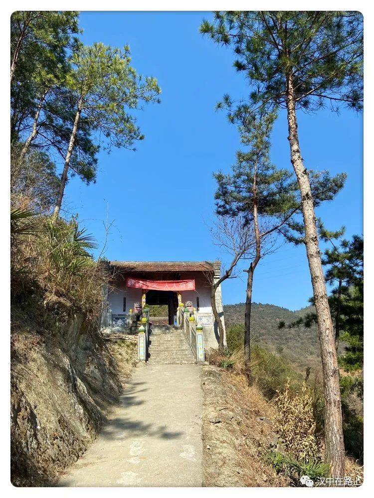 藏在汉中花果山上的隐秘道观,鲜有人踏足,道观有哪些,道教符咒大全,哪里庙宇宫殿可以请到灵符咒?请符咒一般多少钱?请问买的道家符咒可以改变运势吗?网上买的灵符有用吗?