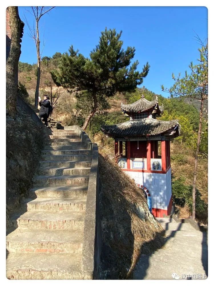 藏在汉中花果山上的隐秘道观,鲜有人踏足,道观有哪些,道教符咒大全,哪里庙宇宫殿可以请到灵符咒?请符咒一般多少钱?请问买的道家符咒可以改变运势吗?网上买的灵符有用吗?