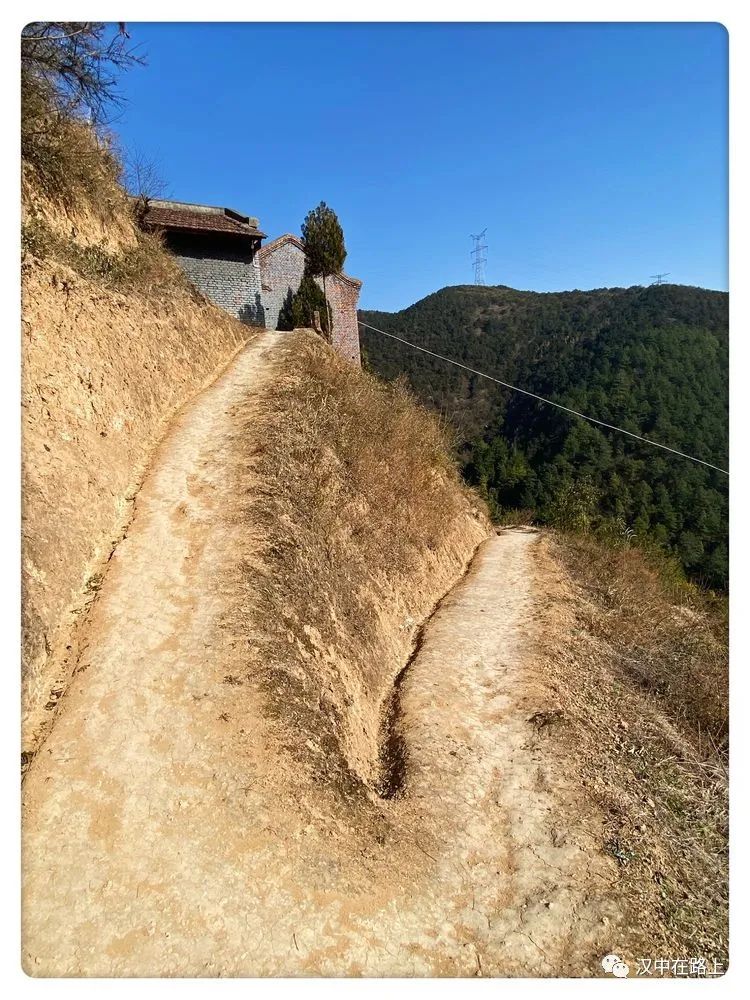 藏在汉中花果山上的隐秘道观,鲜有人踏足,道观有哪些,道教符咒大全,哪里庙宇宫殿可以请到灵符咒?请符咒一般多少钱?请问买的道家符咒可以改变运势吗?网上买的灵符有用吗?