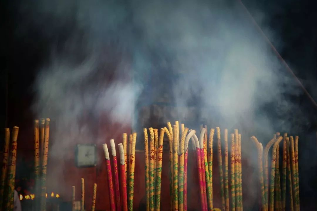 乐山人你知道几个乐山祈福寺庙,寺庙排行榜,供灯祈愿网上代供灯,代烧纸钱,代祭祖,替人供祈福牌,代挂祈福丝带任务,道观里供养牌位,寺庙牌位销售,寺院的长生牌位,佛教往生牌位.