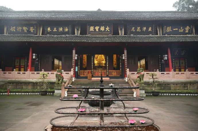 乐山人你知道几个乐山祈福寺庙,寺庙排行榜,供灯祈愿网上代供灯,代烧纸钱,代祭祖,替人供祈福牌,代挂祈福丝带任务,道观里供养牌位,寺庙牌位销售,寺院的长生牌位,佛教往生牌位.