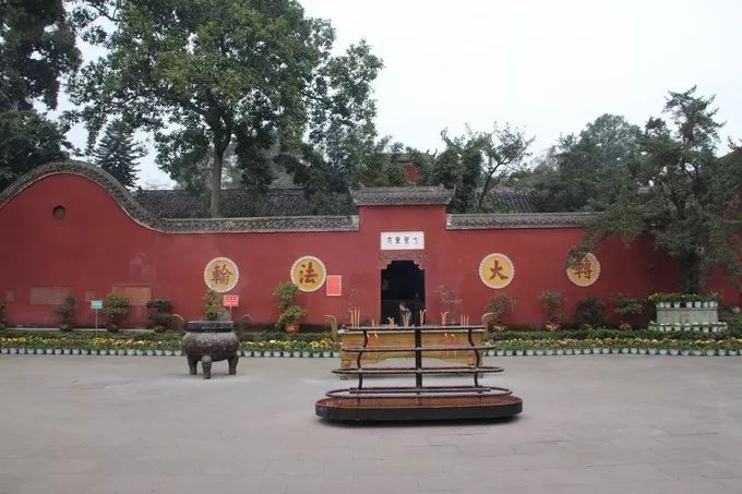 乐山人你知道几个乐山祈福寺庙,寺庙排行榜,供灯祈愿网上代供灯,代烧纸钱,代祭祖,替人供祈福牌,代挂祈福丝带任务,道观里供养牌位,寺庙牌位销售,寺院的长生牌位,佛教往生牌位.