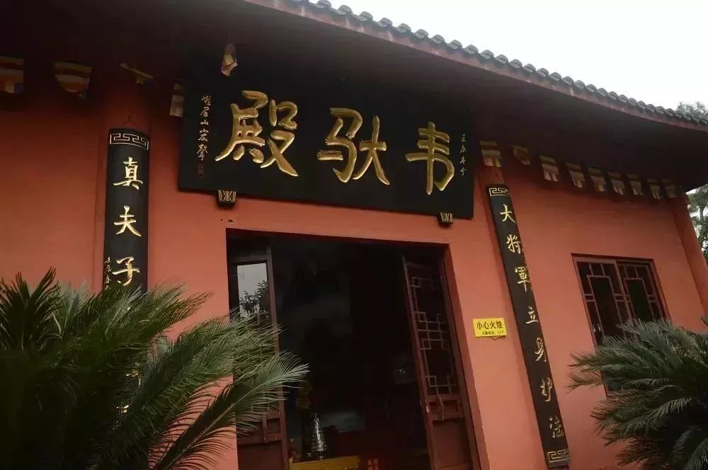 乐山人你知道几个乐山祈福寺庙,寺庙排行榜,供灯祈愿网上代供灯,代烧纸钱,代祭祖,替人供祈福牌,代挂祈福丝带任务,道观里供养牌位,寺庙牌位销售,寺院的长生牌位,佛教往生牌位.