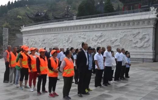 榆林黑龙潭道观隆重举行升国旗仪式,道观有哪些,道教符咒大全,哪里寺庙宫殿可以请到灵符?网上买的灵符一般多少钱?符咒可以改变运势吗?亲人家人长生牌,祭奠祖先做超渡法事,往生牌位请到寺庙供奉,代客祈福烧纸