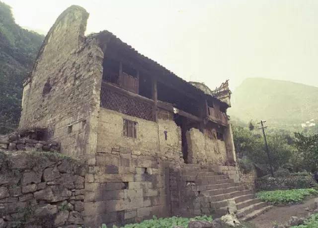 恩施的寺庙石柱观王爷庙地藏殿白衣庵石龙寺岩庙,道观有哪些,道教符咒大全,道观香火香油钱捐款的功德好处,做超度法事,哪里庙宇宫殿可以请到灵符?请符咒一般多少钱?请问买的道家符咒可以改变运势吗?网上买的灵