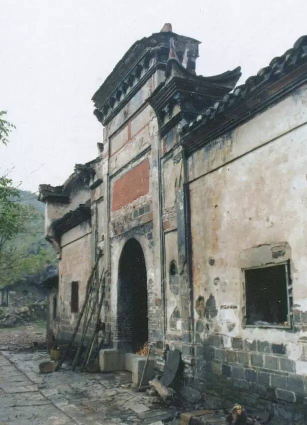 恩施的寺庙石柱观王爷庙地藏殿白衣庵石龙寺岩庙,道观有哪些,道教符咒大全,道观香火香油钱捐款的功德好处,做超度法事,哪里庙宇宫殿可以请到灵符?请符咒一般多少钱?请问买的道家符咒可以改变运势吗?网上买的灵