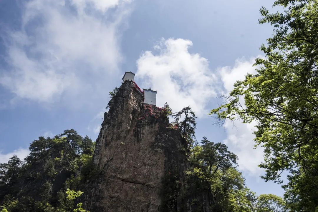 10座悬崖上的寺庙道观宫殿,道观有哪些,道教符咒大全,香火香油钱捐款的功德好处,做超度法事,哪里庙宇宫殿可以请到灵符?请符咒一般多少钱?请问买的道家符咒可以改变运势吗?网上买的灵符有用吗?