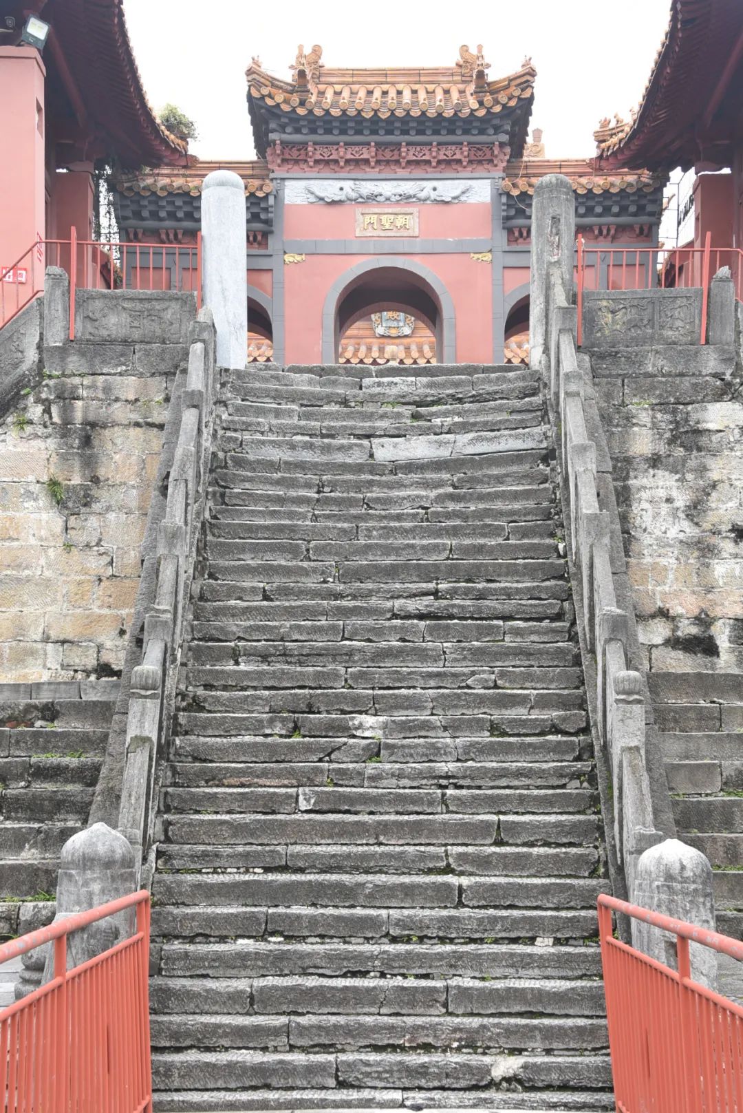 平地起仙山的荆州开元观、玄妙观和太晖观三观,道观有哪些,道教符咒大全,香火香油钱捐款的功德好处,做超度法事,哪里庙宇宫殿可以请到灵符?请符咒一般多少钱?请问买的道家符咒可以改变运势吗?网上买的灵符有用