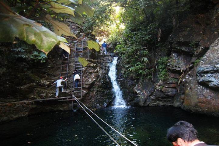 广东清远紫笔架山云观银盏温泉游笔架山神泉水观翠云洞,道观有哪些,道教符咒大全,香火香油钱捐款的功德好处,做超度法事,哪里庙宇宫殿可以请到灵符?请符咒一般多少钱?请问买的道家符咒可以改变运势吗?网上买的