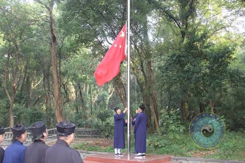 黄石塘山道观参加湖北省道教界开展“同升国旗、齐唱国歌、为国祈福”爱国主义教育活动,道观有哪些,道教符咒大全,香火香油钱捐款的功德好处,做超度法事,哪里庙宇宫殿可以请到灵符?请符咒一般多少钱?请问买的道  符咒批发 道教符咒 茅山符咒 符咒灵符 害人方法108种 十大害人符咒 害人法术大全 惩罚恶人的咒语 法事 超度法事 法事道场 手绘符 手绘灵符 道家招财符咒 网上祭奠 网上祭拜 在线许愿网 网上拜财神 代烧香 代烧香祈福 第4张