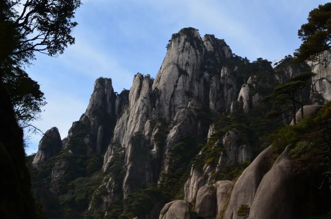 江西上饶小众仙山 三清山三清宫,道观有哪些可以请到灵符,道教符咒大全,网上买的灵符一般多少钱?可以改变运势吗?祭奠祖先做超渡法事,亲人长生往生牌位请到寺庙供奉,代客祈福烧纸钱金元宝.