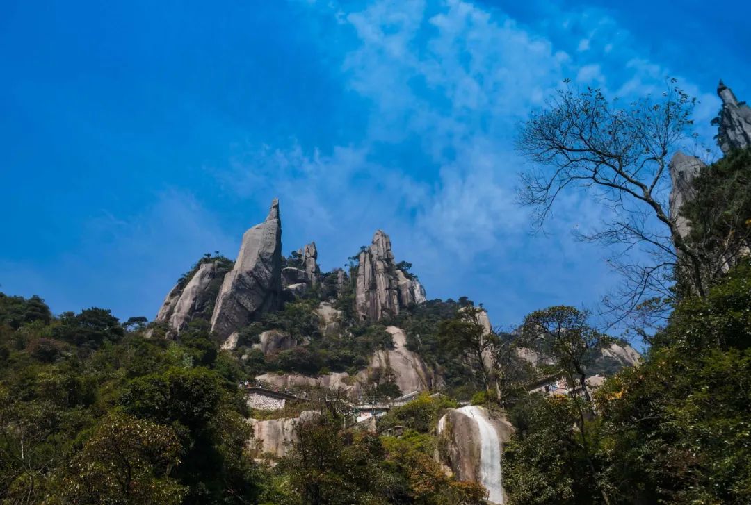 江西上饶小众仙山 三清山三清宫,道观有哪些可以请到灵符,道教符咒大全,网上买的灵符一般多少钱?可以改变运势吗?祭奠祖先做超渡法事,亲人长生往生牌位请到寺庙供奉,代客祈福烧纸钱金元宝.