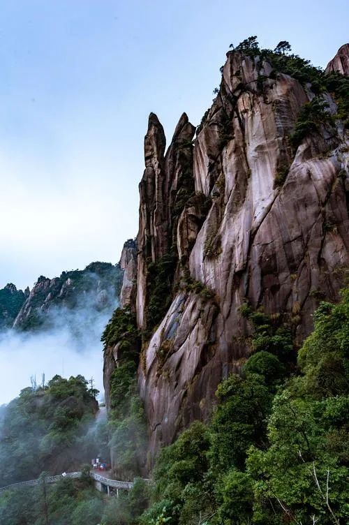 江西上饶小众仙山 三清山三清宫,道观有哪些可以请到灵符,道教符咒大全,网上买的灵符一般多少钱?可以改变运势吗?祭奠祖先做超渡法事,亲人长生往生牌位请到寺庙供奉,代客祈福烧纸钱金元宝.