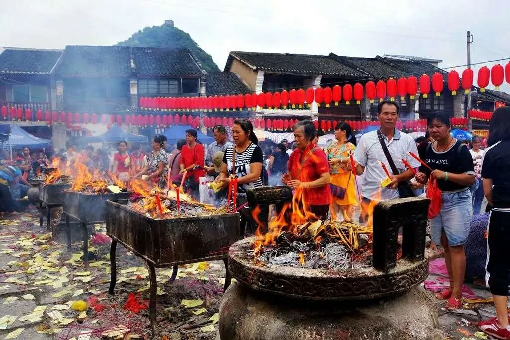 柳州鹿寨中渡城隍庙会,城隍庙请财神,城隍庙拜什么比较灵,城隍爷什么灵验,城隍庙请太岁护身符,城隍庙请太岁符费用,灵符能请吗,有人请过道家灵符么,灵符可以请很多吗