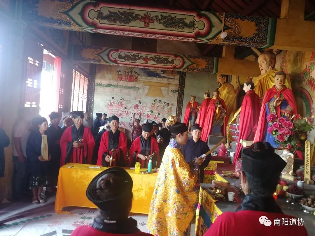 南阳道协三贤山道观举行庆祝建国七十周年祈福法会暨全真派冠巾典礼,道观有哪些,道教符咒大全,哪里道观宫殿可以请到灵符咒?请符咒一般多少钱?请问买的道家符咒可以改变运势吗?网上买的灵符有用吗?