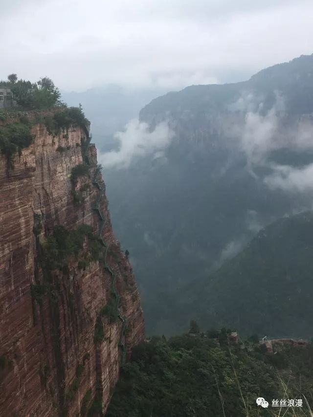 河南新乡道观辉县老爷顶,道观有哪些,道教符咒大全,哪里寺庙宫殿可以请到灵符?网上买的灵符一般多少钱?亲人家人长生牌,祭奠祖先做超渡法事,往生牌位请到寺庙供奉,代客祈福烧纸钱金元宝.