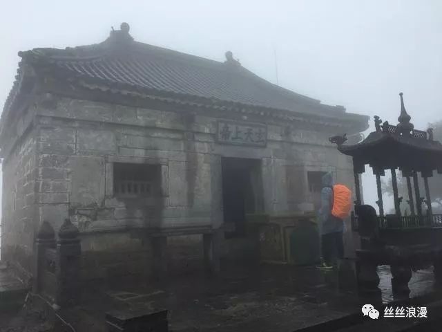 河南新乡道观辉县老爷顶,道观有哪些,道教符咒大全,哪里寺庙宫殿可以请到灵符?网上买的灵符一般多少钱?亲人家人长生牌,祭奠祖先做超渡法事,往生牌位请到寺庙供奉,代客祈福烧纸钱金元宝.