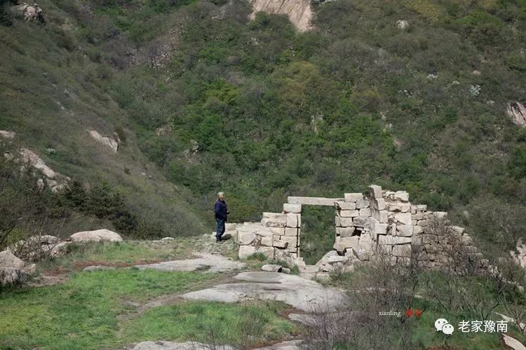 信阳西北第一峰天目山小金顶道观,道观有哪些,道教符咒大全,哪里寺庙宫殿可以请到灵符?网上买的灵符一般多少钱?亲人家人长生牌,祭奠祖先做超渡法事,往生牌位请到寺庙供奉,代客祈福烧纸钱金元宝.