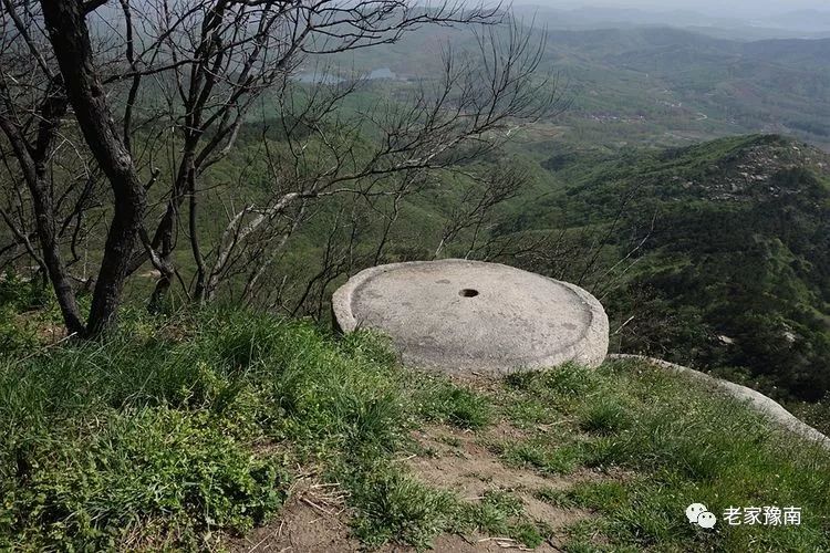 信阳西北第一峰天目山小金顶道观,道观有哪些,道教符咒大全,哪里寺庙宫殿可以请到灵符?网上买的灵符一般多少钱?亲人家人长生牌,祭奠祖先做超渡法事,往生牌位请到寺庙供奉,代客祈福烧纸钱金元宝.