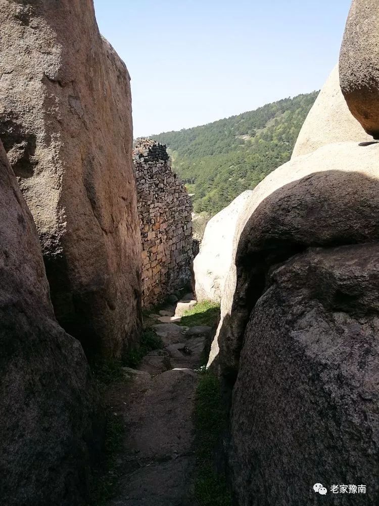 信阳西北第一峰天目山小金顶道观,道观有哪些,道教符咒大全,哪里寺庙宫殿可以请到灵符?网上买的灵符一般多少钱?亲人家人长生牌,祭奠祖先做超渡法事,往生牌位请到寺庙供奉,代客祈福烧纸钱金元宝.