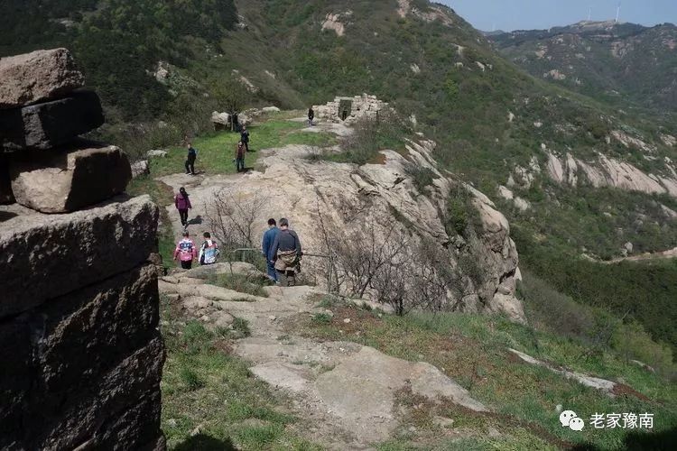 信阳西北第一峰天目山小金顶道观,道观有哪些,道教符咒大全,哪里寺庙宫殿可以请到灵符?网上买的灵符一般多少钱?亲人家人长生牌,祭奠祖先做超渡法事,往生牌位请到寺庙供奉,代客祈福烧纸钱金元宝.