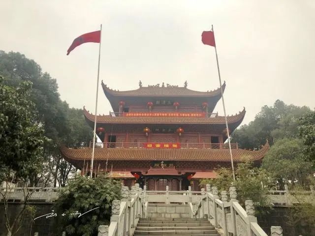 湖南岳阳有一座“吕洞宾道观”吕祖庙,道观有哪些,道教符咒大全,哪里寺庙宫殿可以请到灵符?网上买的灵符一般多少钱?亲人家人长生牌,祭奠祖先做超渡法事,往生牌位请到寺庙供奉,代客祈福烧纸钱金元宝.