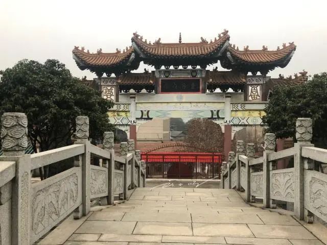 湖南岳阳有一座“吕洞宾道观”吕祖庙,道观有哪些,道教符咒大全,哪里寺庙宫殿可以请到灵符?网上买的灵符一般多少钱?亲人家人长生牌,祭奠祖先做超渡法事,往生牌位请到寺庙供奉,代客祈福烧纸钱金元宝.