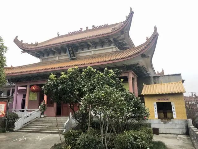 湖南岳阳有一座“吕洞宾道观”吕祖庙,道观有哪些,道教符咒大全,哪里寺庙宫殿可以请到灵符?网上买的灵符一般多少钱?亲人家人长生牌,祭奠祖先做超渡法事,往生牌位请到寺庙供奉,代客祈福烧纸钱金元宝.