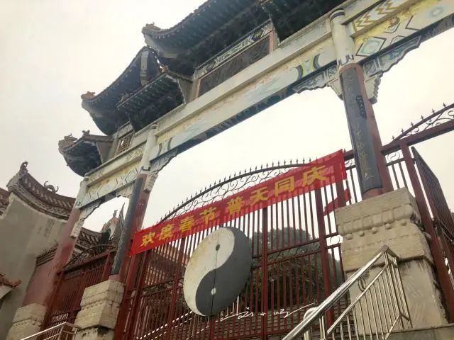 湖南岳阳有一座“吕洞宾道观”吕祖庙,道观有哪些,道教符咒大全,哪里寺庙宫殿可以请到灵符?网上买的灵符一般多少钱?亲人家人长生牌,祭奠祖先做超渡法事,往生牌位请到寺庙供奉,代客祈福烧纸钱金元宝.