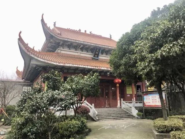 湖南岳阳有一座“吕洞宾道观”吕祖庙,道观有哪些,道教符咒大全,哪里寺庙宫殿可以请到灵符?网上买的灵符一般多少钱?亲人家人长生牌,祭奠祖先做超渡法事,往生牌位请到寺庙供奉,代客祈福烧纸钱金元宝.