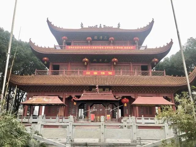 湖南岳阳有一座“吕洞宾道观”吕祖庙,道观有哪些,道教符咒大全,哪里寺庙宫殿可以请到灵符?网上买的灵符一般多少钱?亲人家人长生牌,祭奠祖先做超渡法事,往生牌位请到寺庙供奉,代客祈福烧纸钱金元宝.