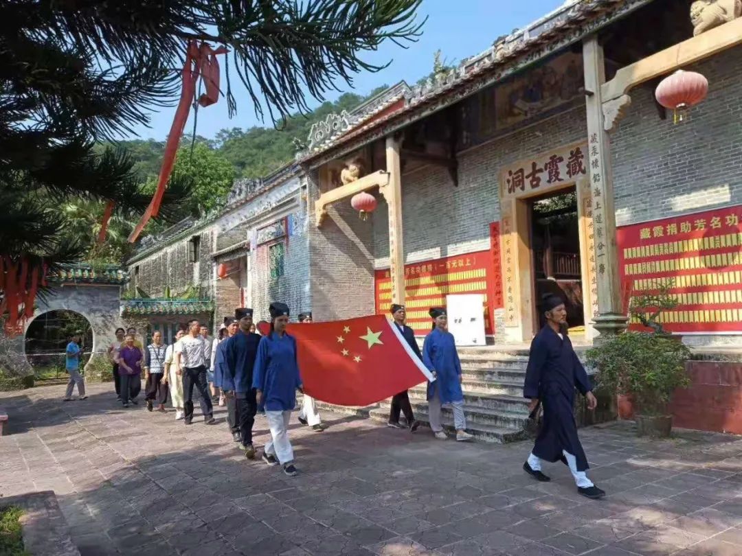 广东清远飞霞山藏霞古洞道观,往生牌位在道观放着有什么好处,祖先牌位供奉在寺庙好吗,亲人牌位放寺庙,家人长生牌位请到寺庙.