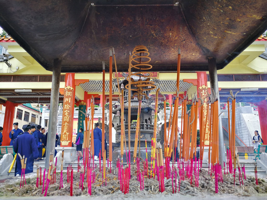 香港蓬瀛仙馆道教道观寺庙  符咒批发 道教符咒 茅山符咒 符咒灵符 害人方法108种 十大害人符咒 害人法术大全 惩罚恶人的咒语 法事 超度法事 法事道场 手绘符 手绘灵符 道家招财符咒 网上祭奠 网上祭拜 在线许愿网 网上拜财神 代烧香 代烧香祈福 第8张