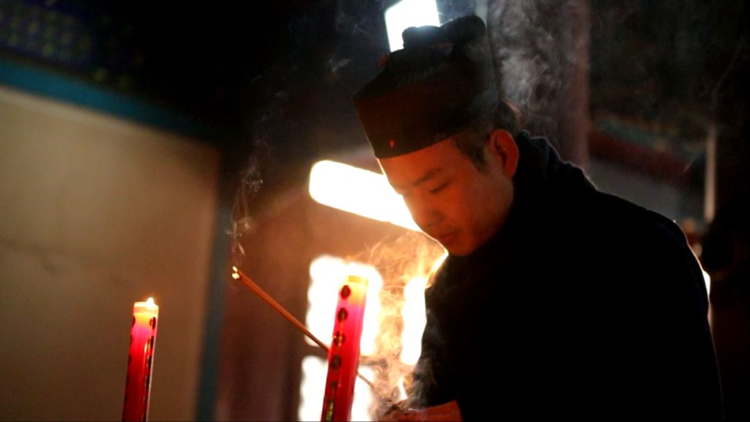 详解道教烧香和叩拜的敬神礼仪  符咒批发 道教符咒 茅山符咒 符咒灵符 手绘符 手绘灵符 道家招财符咒 害人方法108种 十大害人符咒 害人法术大全 惩罚恶人的咒语 网上祭奠 网上祭拜 在线许愿网 网上拜财神 道观捐款功德 代烧香 代烧香祈福 代烧纸钱 招财符咒 第1张